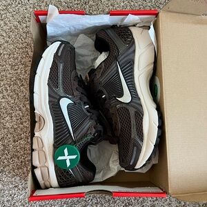 Nike Zoom Vomero 5 Baroque
Brown (Women's)